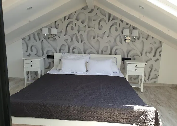 Castel * מאלי לוסיניי