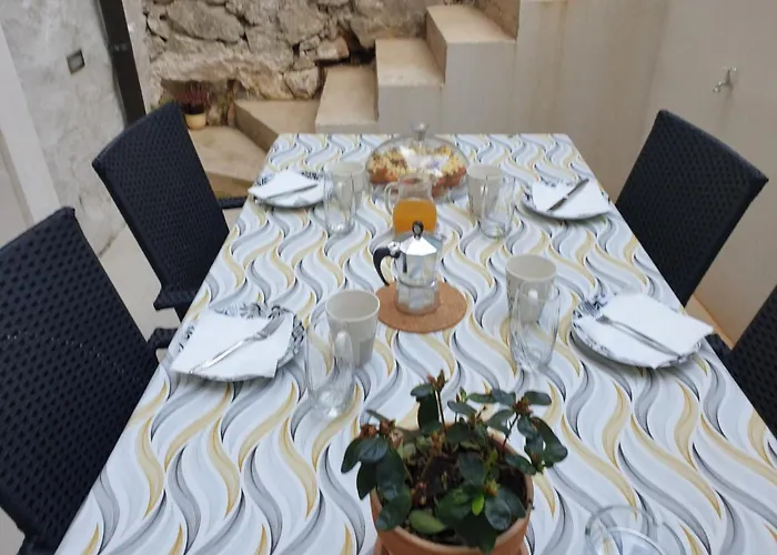 Castel * מאלי לוסיניי